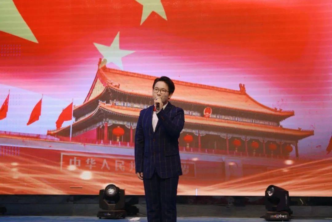 安徽女子趁老公睡着，向手机所有女性群发“我想你”你怎么看？